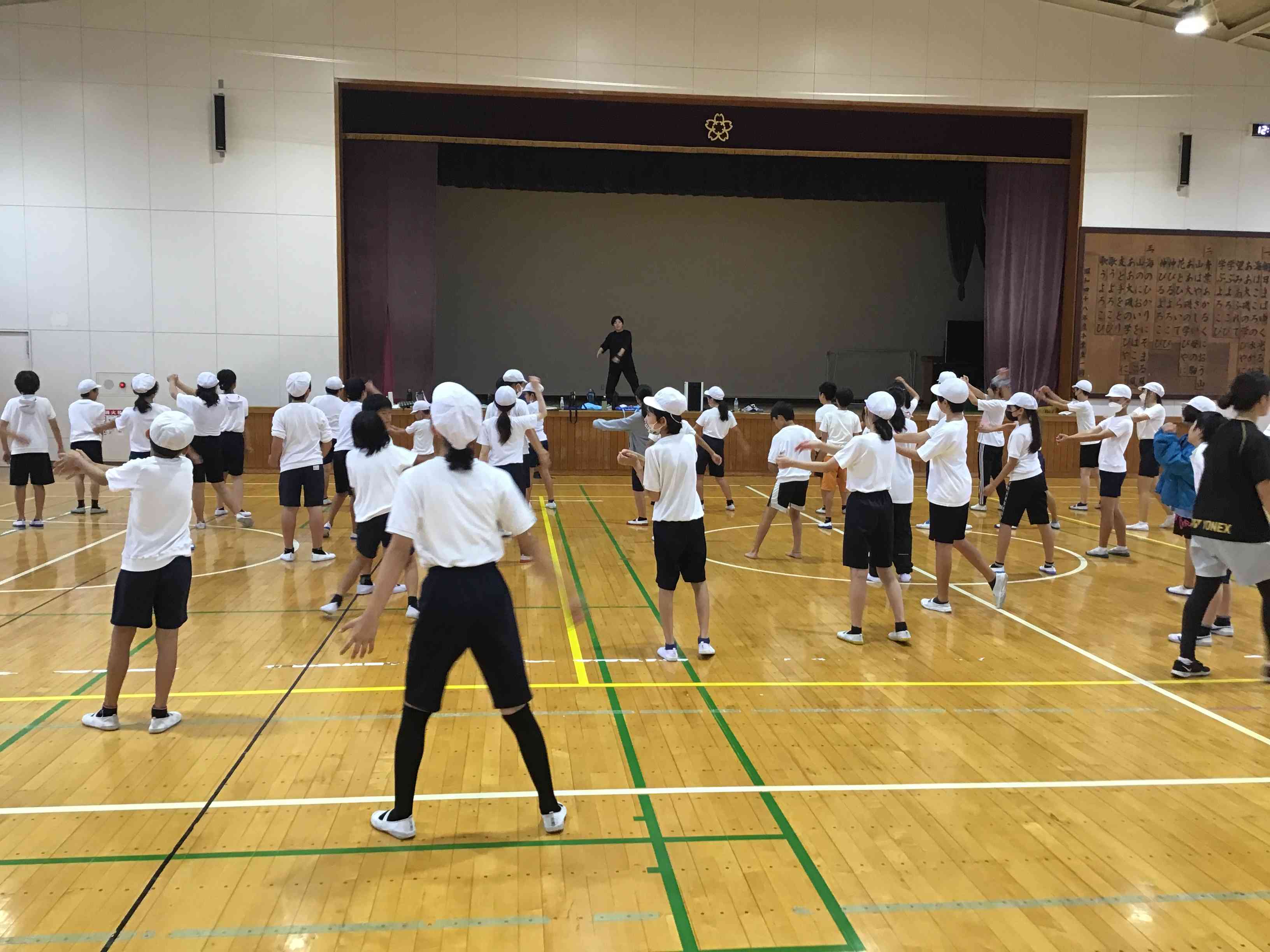 6年体育　リズムダンス練習風景.JPG